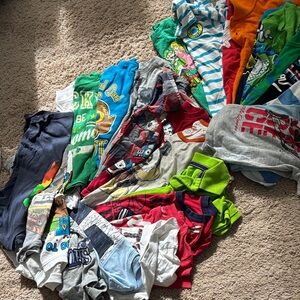 Huge 4T shirt bundle 27shirts